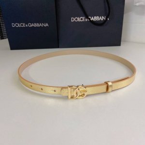 D&G 杜嘉 班纳双面小牛皮腰带，缀以电镀金属 Dg 徽标搭扣。简约百搭，精品宽度1.5Cm，