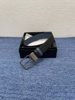 prada 普拉达 专柜同款 男士休闲双面用腰带 宽3.4Cm 采用光滑双面头层小牛皮 采用简约外形设计，其上以prada徽标装饰，勾勒精致细节，是prada男
