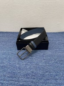 prada 普拉达 专柜同款 男士休闲双面用腰带 宽3.4Cm 采用光滑双面头层小牛皮 采用简约外形设计，其上以prada徽标装饰，勾勒精致细节，是prada男