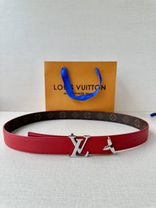 本款3.0宽Pretty Lv 双面腰带以华美皮革和 Monogram 帆布演绎两式风尚，凝聚工艺淬炼和创意巧思。莹泽金属雕琢 Lv Initiales 搭扣和