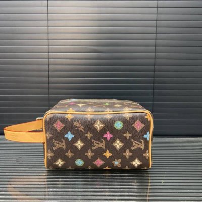Louisvuitton 路易威登 Lv印花洗漱包袋 手拿包 化妆包 经典百搭 实物拍摄 原厂原版面料 配送防尘袋 礼盒 12 X 22 Cm。
