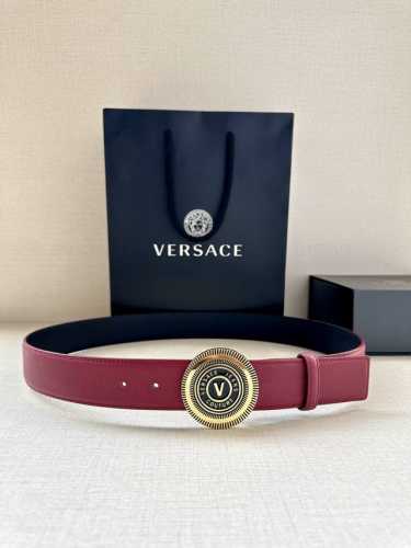 特 宽度3.8Cm Versace Jeans Couture 牛皮革V-Emblem板扣式皮带、饰有La Greca彰显个性设计。该铆钉腰带饰有La Grec