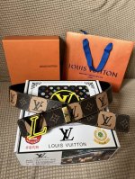 品名：Lv..路易..威登原单 材质：原单牛皮腰带 百分百头层牛皮腰带保证真皮，24K纯钢扣，专柜原单品质、做工精细，时尚大牌，送人自用首选 包装： 请认准如图