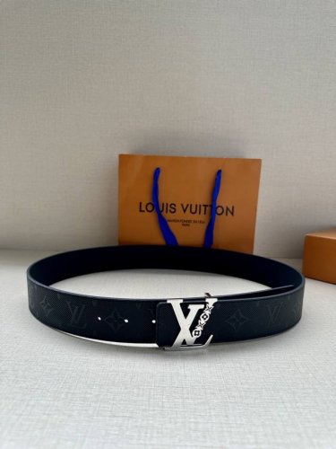 4.0 宽的 Lv Shadow 腰带，尽显经典风尚与内敛格调。其采用 Monogram Shadow 皮革，搭配素面皮革，Lv 搭扣更描绘有珐琅条纹。以摩登笔