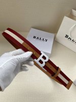 特P190 这款 B Buckle 腰带以合成织物制成，采用双面设计，反面并饰有 Bally Stripe 细节 土黄底
