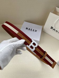 特P190 这款 B Buckle 腰带以合成织物制成，采用双面设计，反面并饰有 Bally Stripe 细节 土黄底