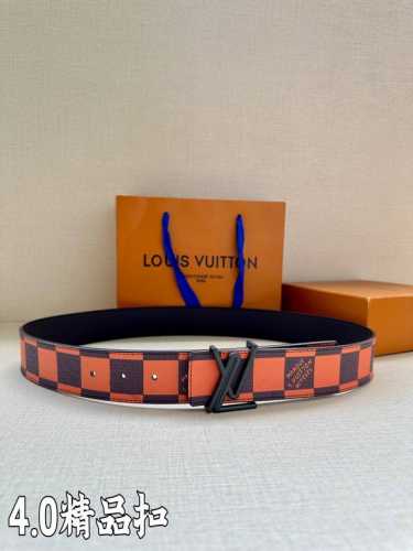 4.0宽 本款 Lv Initiales 双面腰带瞩目亮相路易威登 2024 春夏男装秀场，以鲜明 Damier Pop 帆布和内敛牛皮革巧妙分饰两面，点缀 L