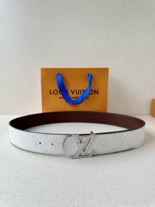 特 4.0宽 Lv Dimension Monogram HéRitage 双面腰带拼接素净皮革和 Monogram 涂层帆布，呈现经典设计的崭新演绎。品牌元素