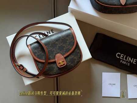 配盒 Size：15*11Cm Besace Mini 精致小可爱、大手机没办法容纳 Celine 这波新款马鞍包， 真的让我一眼沦 背上它，瞬间Get那种Ef - 点击图像关闭