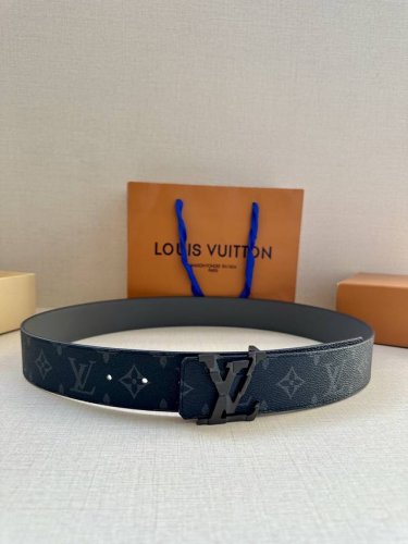 代购级 Lv男士腰带 本款 4.0宽 Lv Initiales 双面腰带拼合经典 Monogram 帆布和素色皮革，搭配中央 Lv 字母搭扣，为路易威登爱好者提