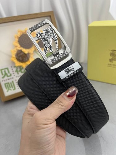 品名：巴宝莉 自动带 材质：原单牛皮腰带 百分百头层牛皮腰带保证真皮，24K纯钢扣，专柜原单品质、做工精细，时尚大牌，送人自用首选 包装： 请认准如图专柜包装赠