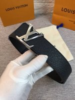 配送专柜全套礼盒包装。 Lv：原单头层牛皮十字纹面,內衬头层小牛皮底.这款经典而又魅力恒久的腰带外型宽大，带扣和牛仔装相得益彰，彰显一派休闲气息.专柜宽度4.0