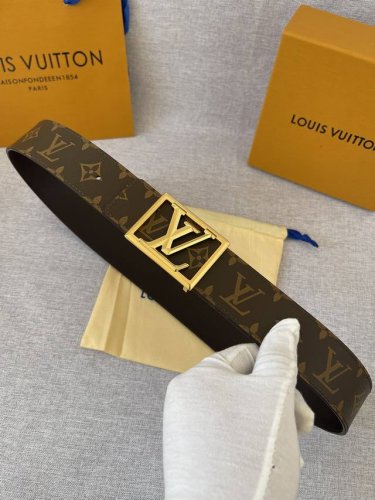 特 男装艺术总监 Virgil Abloh 为自己设计的 Lv Pyramide 搭扣增添简明框架，令 Lv Pyramide Frame 4.0宽腰带成为品牌