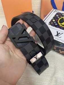 品名：Lv..路易..威登原单 材质：原单牛皮腰带 百分百头层牛皮腰带保证真皮，24K纯钢扣，专柜原单品质、做工精细，时尚大牌，送人自用首选 包装： 请认准如图