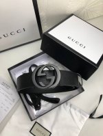 配送专柜全套礼盒包装。 3.8Cm，双面顶级小牛皮-猪皮纹面，手感柔软舒适，皮质耐磨耐拉，搭配纯铜双层 双色五金，款式高端非常简洁大气，而且百搭时尚