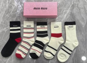 配专柜包装 DDD Miumiu 缪缪 最新双针中长筒刺绣款堆堆袜袜子！一盒五双，专柜同步筒袜袜子，大牌出街，潮人必备超好搭 DDD
