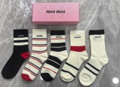 配专柜包装 DDD Miumiu 缪缪 最新双针中长筒刺绣款堆堆袜袜子！一盒五双，专柜同步筒袜袜子，大牌出街，潮人必备超好搭 DDD