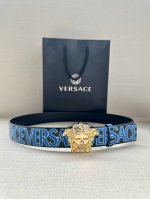 宽度3.8Cm Versace 此款印花底黑色腰带采用小牛皮制成，金色搭扣饰有品牌标志性的美杜莎头像！