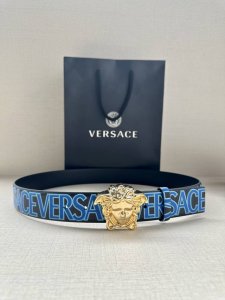 宽度3.8Cm Versace 此款印花底黑色腰带采用小牛皮制成，金色搭扣饰有品牌标志性的美杜莎头像！