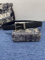 腰带P 35 毫米海军蓝色粒面牛皮革 编号: 4333Rutam_H56E。 这款腰带采用海军蓝色粒面牛皮革精心制作，饰以复古银色饰面黄铜针扣，彰显优雅时尚风范