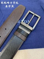 Prada 普拉达 专柜同款 男士休闲双面用腰带 宽3.4Cm 采用光滑双面头层小牛皮 采用简约外形设计，其上以Prada徽标装饰，勾勒精致细节，是Prada男