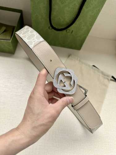 宽度3.8Cm Gucci 这款双面皮革腰带巧妙融合Gg Supreme帆布与小牛皮底材质，演绎历久弥新的实用设计理念。富有辨识度的双G水晶钻扣配件再现典藏搭配