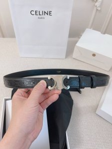 celine 赛琳 专柜同款 宽2.5Cm 腰带原版头层小牛皮精制而成，专柜对版鎏金 低调奢华，