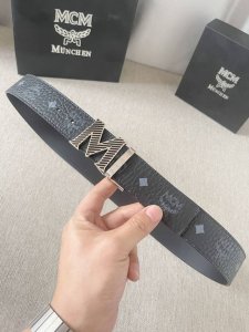 特P200 Mcm：这款Claus双面腰带的正面采用标志性Visetos经典花纹帆布制成，反面则由小牛皮头层皮制成。标志性的纯铜五金M字搭扣采用可拆卸设计，使这
