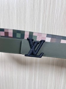 4.0宽双面进口牛皮，印花，搭配精品四叶扣。休闲，简单，时尚大方，官网对版。迷彩