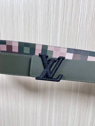 4.0宽双面进口牛皮，印花，搭配精品四叶扣。休闲，简单，时尚大方，官网对版。迷彩