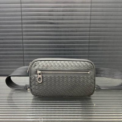 Bottega Veneta 葆蝶家 Bv 手工编织男士腰包 单肩包 斜挎包 经典百搭 实物拍摄 原厂原版面料 配送防尘袋 24 X 16 Cm。