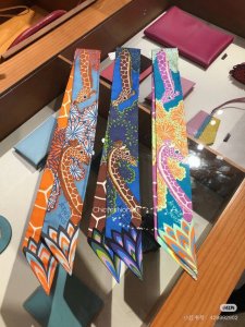 爱马仕Hermes “美惠三女神”Twilly小丝巾 Twilly小丝巾 100%桑蚕丝 重磅18姆米斜纹面料 这款小巧的真丝配饰佩戴方式千变万化，可为您的日常