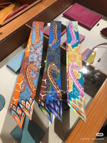 爱马仕Hermes “美惠三女神”Twilly小丝巾 Twilly小丝巾 100%桑蚕丝 重磅18姆米斜纹面料 这款小巧的真丝配饰佩戴方式千变万化，可为您的日常