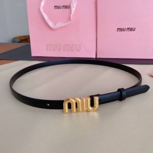 特 Miumiu新款同步，1.5Cm宽度City Calf小牛皮材质纯铜金属搭扣，饰有大号金属刻字徽标赋予此款极简主义风格的皮革腰带明丽气息。皮革腰带环设计提升