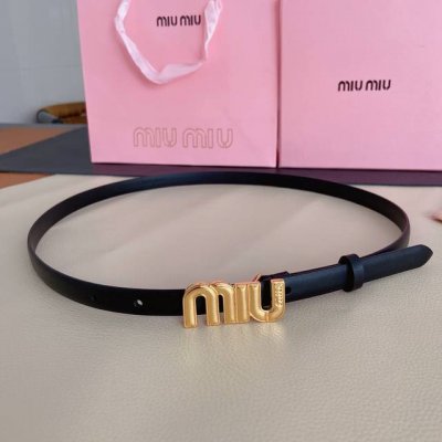 特 Miumiu新款同步，1.5Cm宽度City Calf小牛皮材质纯铜金属搭扣，饰有大号金属刻字徽标赋予此款极简主义风格的皮革腰带明丽气息。皮革腰带环设计提升
