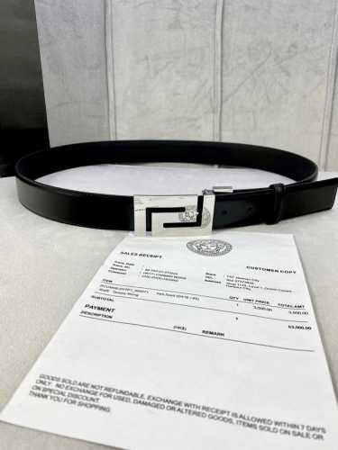 宽度3.5cm VERSACE 范思哲 此款光滑平纹小牛皮腰带饰有一枚几何形状的希腊回纹搭扣，可搭配正装或休闲装。