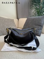 2025 Prada继续自洽而松弛。 Prada Aimee, 很爱软包自带的Vibe, 搭配所有衣服都有“不费力的松弛感”。 30Cm配盒