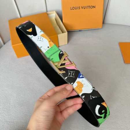 驢家 寬度40Mm Ss今季專櫃在售新品 男士系列 面浮雕有品牌花紋 配以原廠純黑色小牛皮 搭配精緻新款搭扣！雙面用 - 点击图像关闭