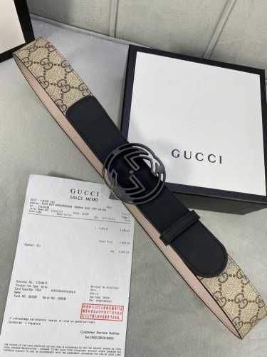 宽度4.0Cm Gucci 这款腰带在早秋系列中惊艳亮相，采用以标志性米色 乌木色组合呈现的品牌双G镂空字母交织图案，与黑色皮革材质相得益彰。双G搭扣采用做旧效