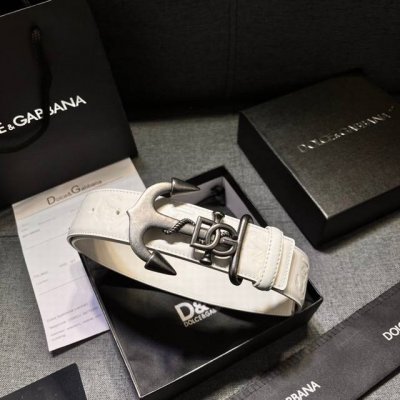 Dolce&Gabbana 全新软质小牛皮腰带，缀以个性化徽标搭扣。小牛皮腰带，搭配徽标装饰搭扣: 腰带宽度：40 Mm 镀钌金属搭扣 意大利制造 带面:牛皮革