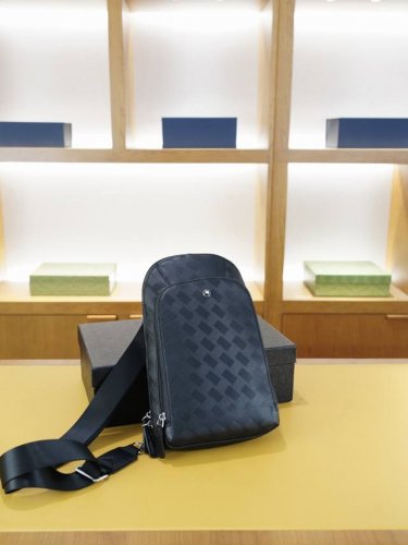 万宝龙 官网同步 高版本 胸包 永恒不过时的标志性产品 纯原单牛皮 顶级五金制作 非市面普通版本 今年Mont Blanc最爱的款式 全部实拍 实用性非常高 完