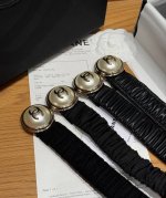 香家新款女士腰带 DDD 这款采用羊皮革、金属与名贵树脂黑、亮金色与珍珠白，2025 26秋冬高级成衣系列玩味量感与叠搭，以梦幻细节创新演绎标志风格元素，尽显灵