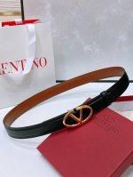 Vlogo Signature搭扣 黄铜金属、可双面佩戴小牛皮腰带 -外层金属质感小牛皮 -起鼓小牛皮 -宽度：3厘米