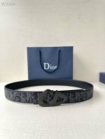 宽度3.5Cm Dior 这款砂黑 金 白 枪多色饰面 不锈钢腰带扣是春季男装系列新品，展示 Cd30 标志，灵感源自 B30 运动鞋。可与各式 35 毫米腰带