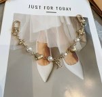 Lv钥匙扣 包包挂链 挂件 金色 Spring Street Chain 包饰将 Monogram 花卉和 Lv 字母等经典元素化为袖珍挂饰，在淡雅色彩和 Mo