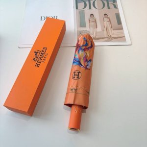 爱马仕 HermèS 新款 极品H家三折自动伞重磅呈现 以其精湛的工艺技术和源源不断的想像力 新涂层技术伞布 带来令人惊喜的遮光效果 让防晒及隔热性能更优保障
