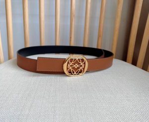 loewe 罗意威 专柜最新同款腰带 宽：2.8Cm 选用光滑牛皮革双面腰带 饰有抛光椭圆形针扣 刻有Loewe徽标 卓越的工艺 个性的造型 精美的材质