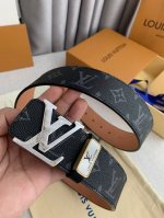 品名： Lv..路易..威登原单 型号：纯钢材质挂扣，新款花纹挂扣，头层牛皮，图片实物拍摄 材料：头层牛皮，挂扣系列，纯钢质扣头，钯镀电镀工艺永不掉色。黑老花头
