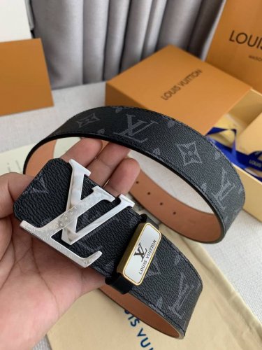 品名： Lv..路易..威登原单 型号：纯钢材质挂扣，新款花纹挂扣，头层牛皮，图片实物拍摄 材料：头层牛皮，挂扣系列，纯钢质扣头，钯镀电镀工艺永不掉色。黑老花头