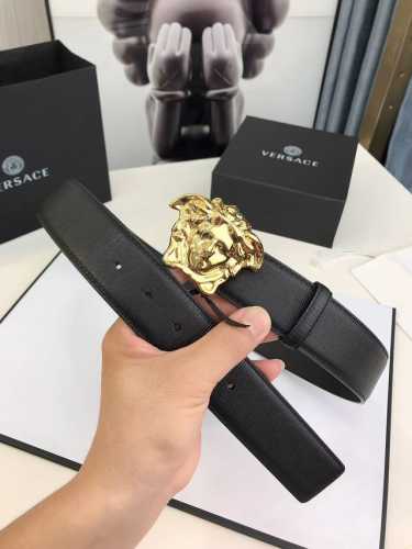 范思哲versace此款时尚的腰带采用粒面小牛皮革精制而成，饰有立体美杜莎搭扣。4.0Cm宽